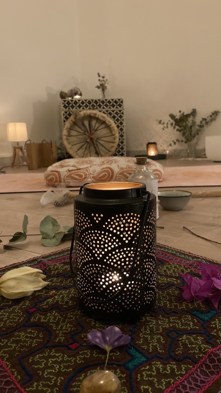 lampe grillée sur un tapis entourée de fleurs et d'objets