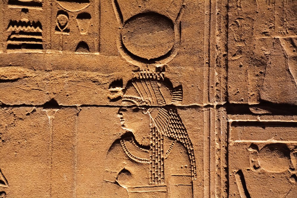 bas-relief représentant la déesse Isis